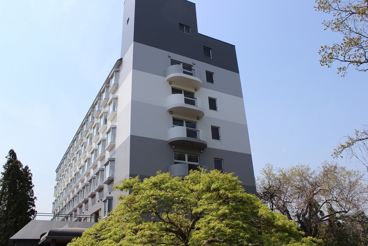 KYOU BAR LOUNGE＆INN　里山に囲まれたローコストステイホテル