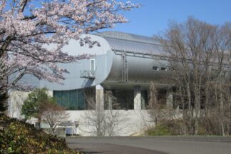 宮城県図書館外観（西側）春