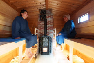 南三陸杉に囲まれて作業