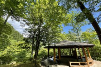自然空間の中にある温泉足湯