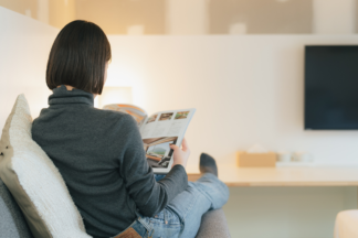 小上がりのソファでくつろぐ女性