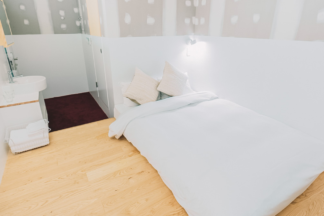 小上がりの客室とベッド